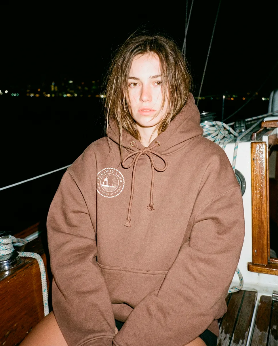 Chica con sudadera marrón personalizada en un velero