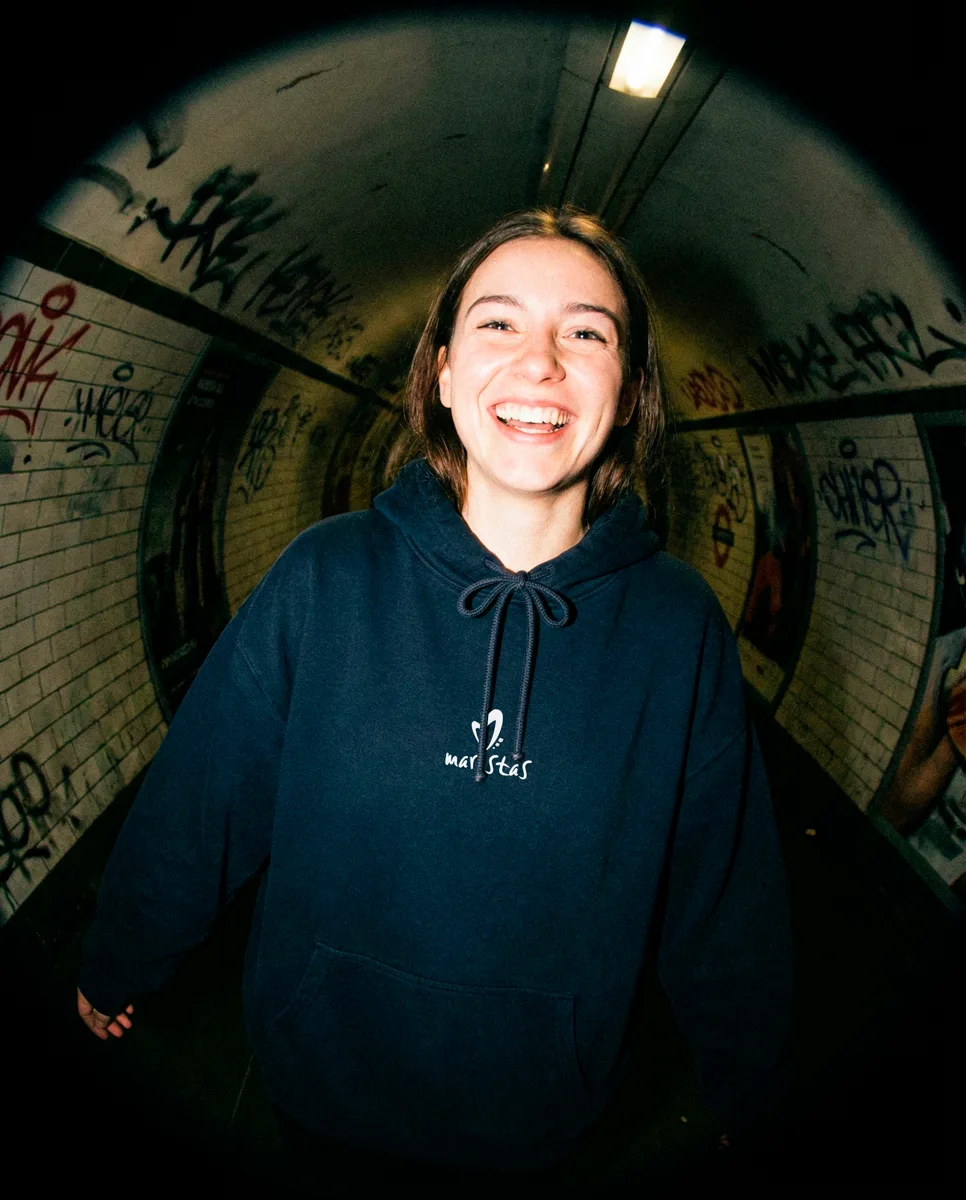 Foto ojo de pez en metro subterráneo con sudadera azul marino