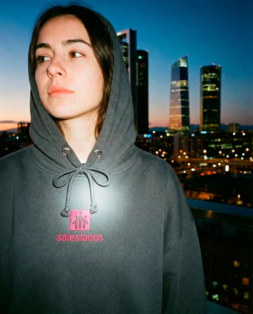 Sudadera gris con bordado Salesianos en azotea de Madrid